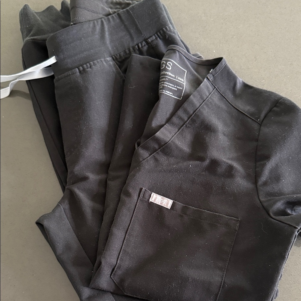 Fig’s Black scrub set